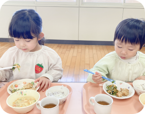 給食・自由遊び・紙芝居、絵本の読み聞かせ