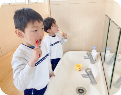 給食・自由遊び・紙芝居、絵本の読み聞かせ