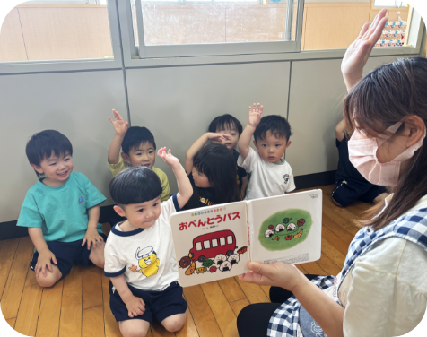 給食・自由遊び・紙芝居、絵本の読み聞かせ