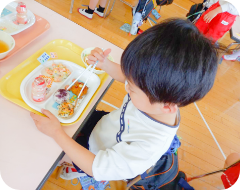 給食・自由遊び・紙芝居、絵本の読み聞かせ